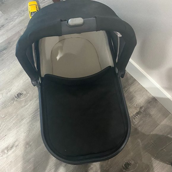 UPPAbaby 2018 Cruz Stroller And Bassinet - Picture 7 of 9